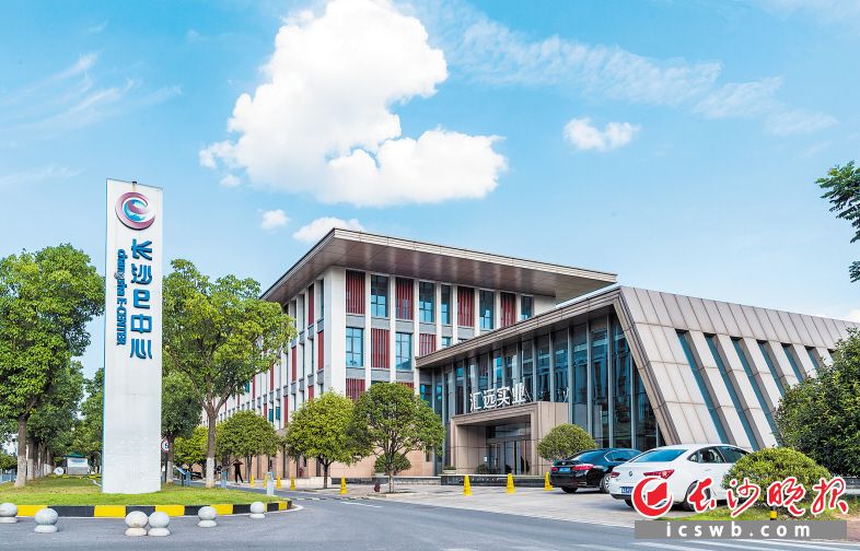 为解决中小企业用地散乱、占地较多等问题，浏阳经开区投资建设了节约集约型产业城市综合体——长沙e中心，目前签约入驻企业已有60余家。长沙晚报通讯员 邹奇江 摄