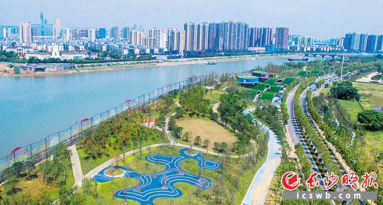 浏阳河东岸风光带将打造休闲健身步道（自行车道）。长沙晚报全媒体记者 邹麟 摄