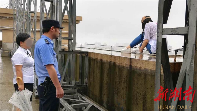 女子感情受挫欲轻生 民警冒雨劝说终解救