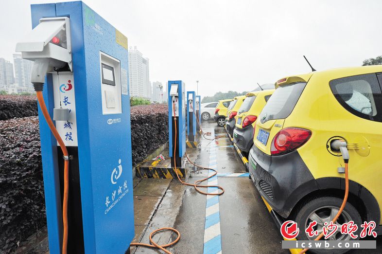 图为长沙某停车场电动汽车正在充电桩上充电。长沙晚报全媒体记者 王志伟 摄