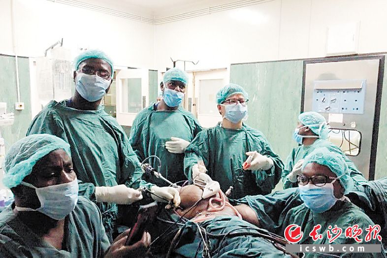舒楚强（左四）带领中津医护手术团队为61岁的津巴布韦患者进行首例广泛子宫切除术。本版图片均由援津医疗队提供