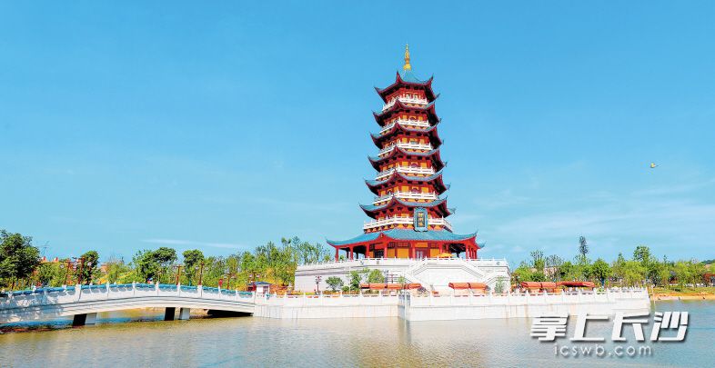 仿古高塔神州塔看似普通的地标，其实里面有蹦极项目。均为园方供图