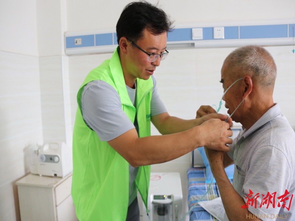 志愿者为尘肺患者进行了康复指导和健康知识讲解