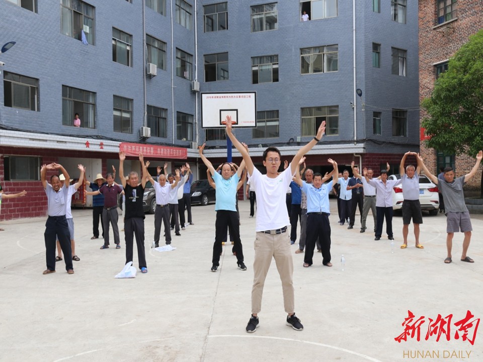大爱清尘创始人王克勤、志愿者们与尘肺病农民一起学习了八段锦