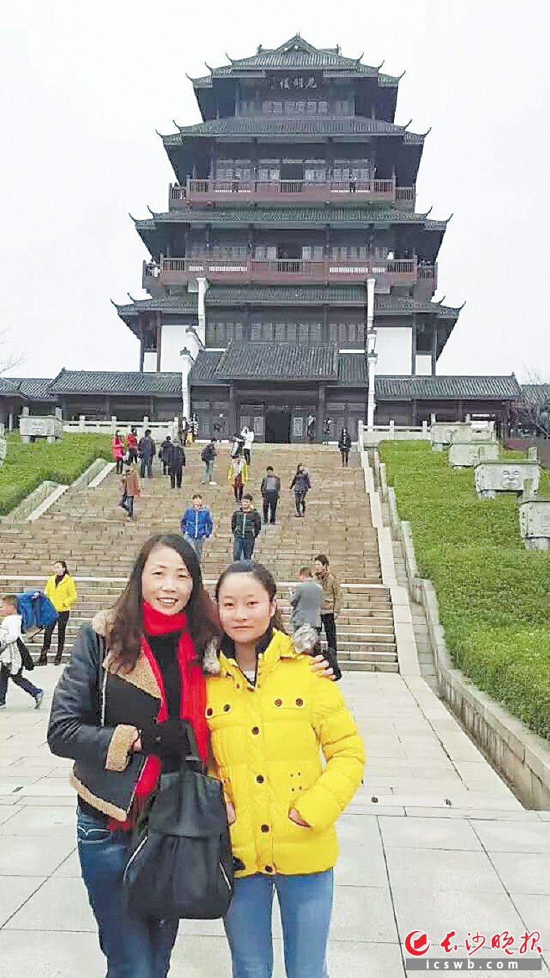 杨晓玲（左）和杨小琳。 受访者供图