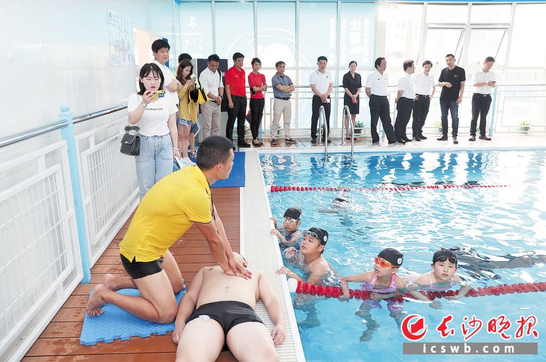 游泳教练现场演示溺水应急急救场景。陈放摄