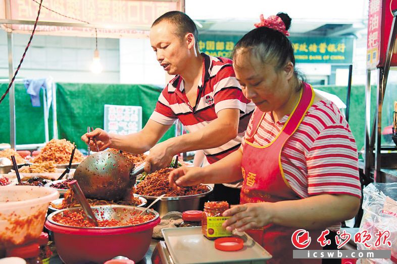 位于碧湘街的湘军剁辣椒店铺里，郑建军、龚湘父妇俩正在忙碌。全媒体记者 周丛笑 实习生 皮景婷 摄影报道