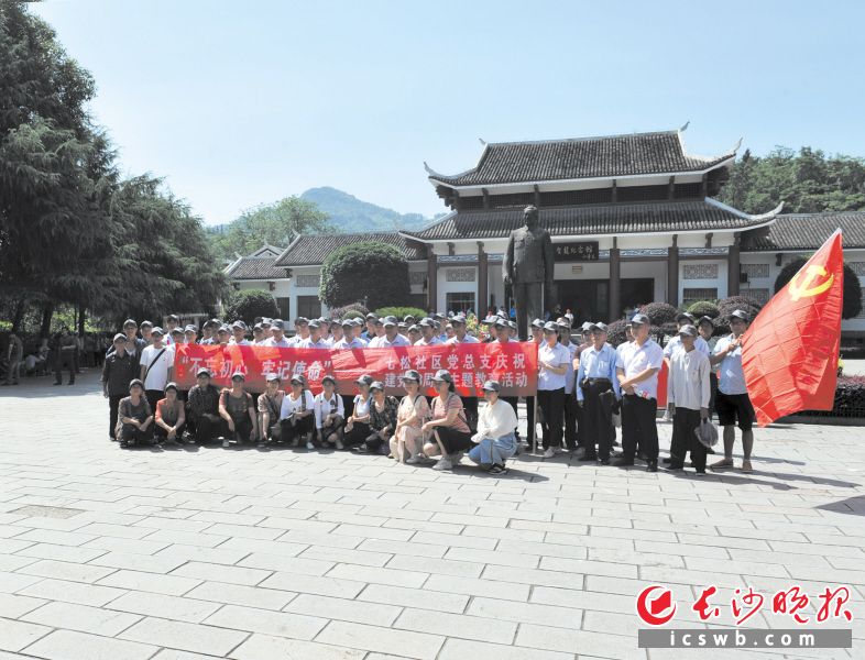 在贺龙纪念馆，前来参加“红色之旅”的游客和团队络绎不绝。本版图片（除署名外）均为长沙晚报全媒体记者 小刘军 摄