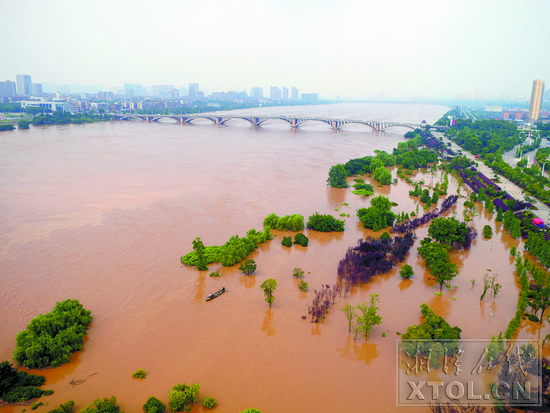 7月10日下午3时拍摄的湘江湘潭城区段。当天下午2时37分，洪峰到达湘江湘潭站。 （记者 陈旭东 摄）