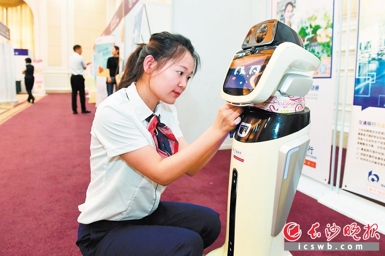 →活动现场，交通银行的智能机器人“姣姣”萌翻全场。均为长沙晚报全媒体记者 王志伟 小刘军 摄影报道