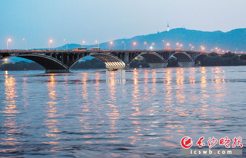 7月10日18时，湘江长沙站水位38.30米,超警戒水位2.30米。长沙晚报全媒体记者 邹麟 摄