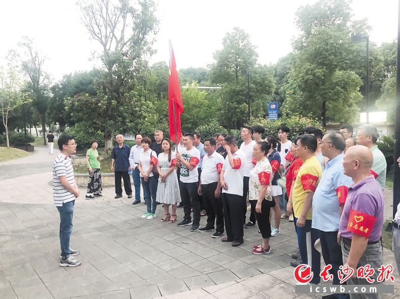 10日19时30分，芙蓉区圭塘河桥下，党员们准时集结，参与巡堤。长沙晚报全媒体记者 周游 通讯员 陈汝嘉 摄影报道