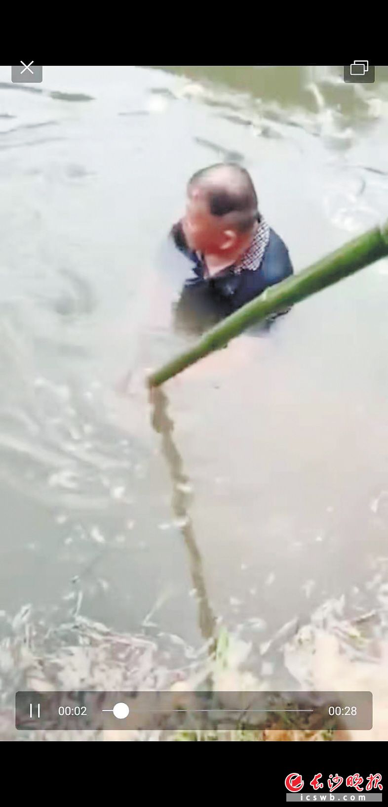 面对湍急的流水与强大的吸引力，七旬老人袁福刚衣服都没脱就跳进水中堵闸门。 视频截图