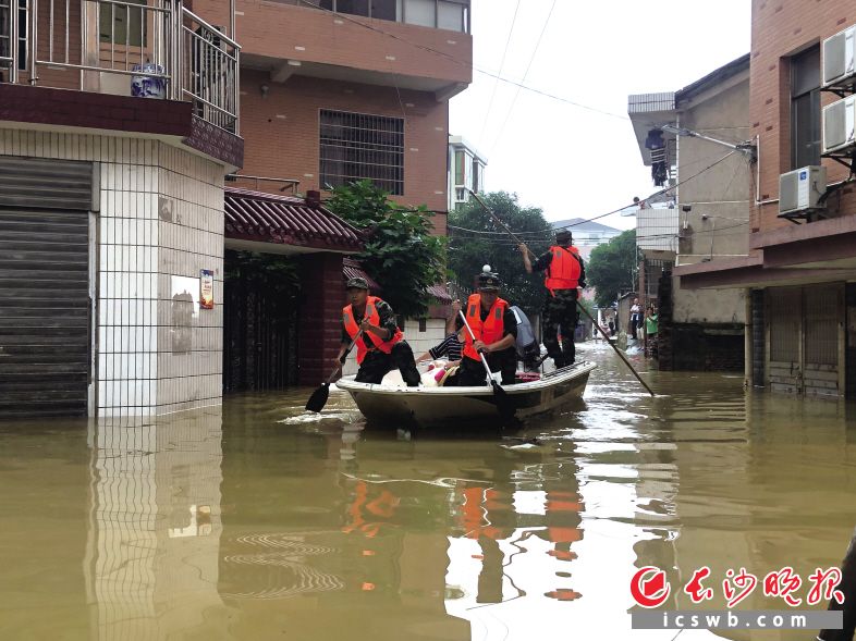 武警长沙支队官兵赴株洲醴陵救灾，转移被困群众。武警长沙支队供图