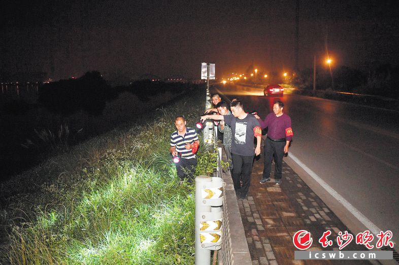 今天凌晨，天心区大托铺街道兴隆村湘江堤岸上，街道和村里的值班员正在巡查，排除险情。长沙晚报全媒体记者 余劭劼 摄