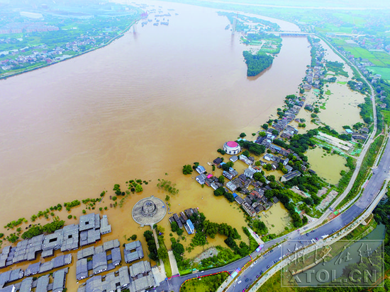 7月11日下午4时，无人机拍摄的湘江湘潭段。 （记者 方阳 摄）