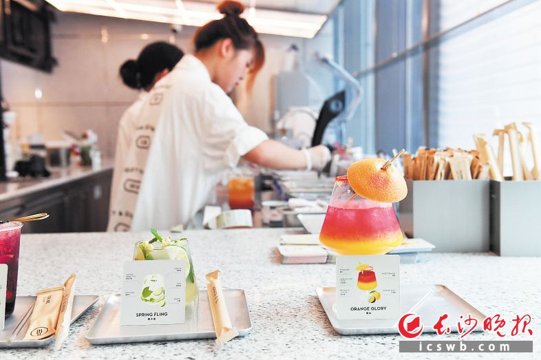 健康有颜值的饮品受到时下年轻人的青睐。 长沙晚报全媒体记者 王志伟 摄