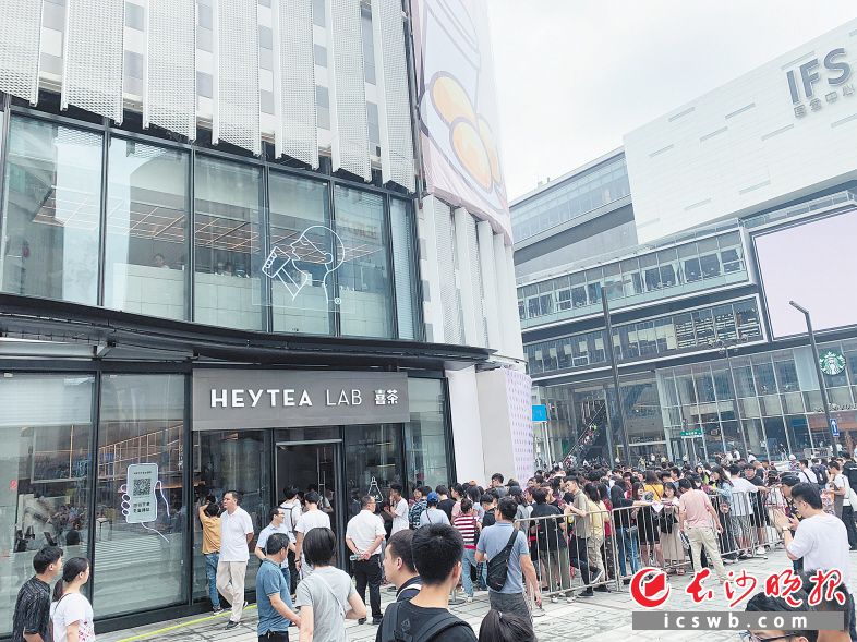 ↑有颜值的网红饮品受到时下年轻人的青睐，图为排队购买饮品的人群。长沙晚报全媒体记者 王志伟 通讯员 周琦 摄影报道