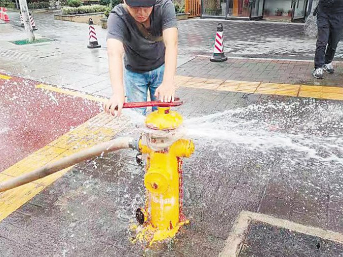 长沙一消防栓自来水浪费现象已持续半年 环卫部门和供水公司各有说法
