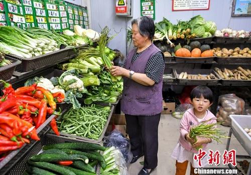 7月5日,新疆乌鲁木齐,市夷易近在栖身地相近的社区蔬菜副食物直销点,购买新鲜蔬菜等食材。中新社记者 刘新 摄