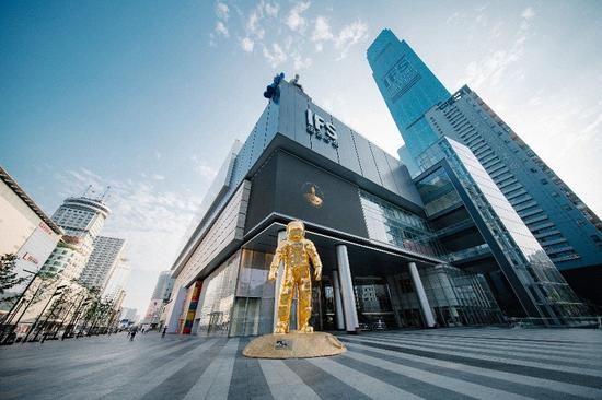 致敬人类首次登月50周年 欧米茄金色宇航员巨型雕塑展登陆长沙国际金融中心
