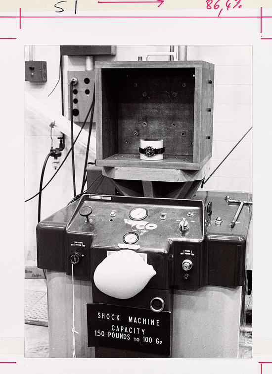 1965年,欧米茄超霸表成功通过严苛测试,被美国国家航空航天局 (NASA) 认证为其所有载人航天飞行的唯一指定腕表装备