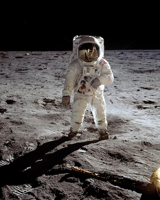 1969年7月21日,传奇宇航员巴兹·奥尔德林 (Buzz Aldrin) 佩戴欧米茄超霸腕表登陆月球表面,欧米茄超霸随之成为第一枚登上月球的腕表