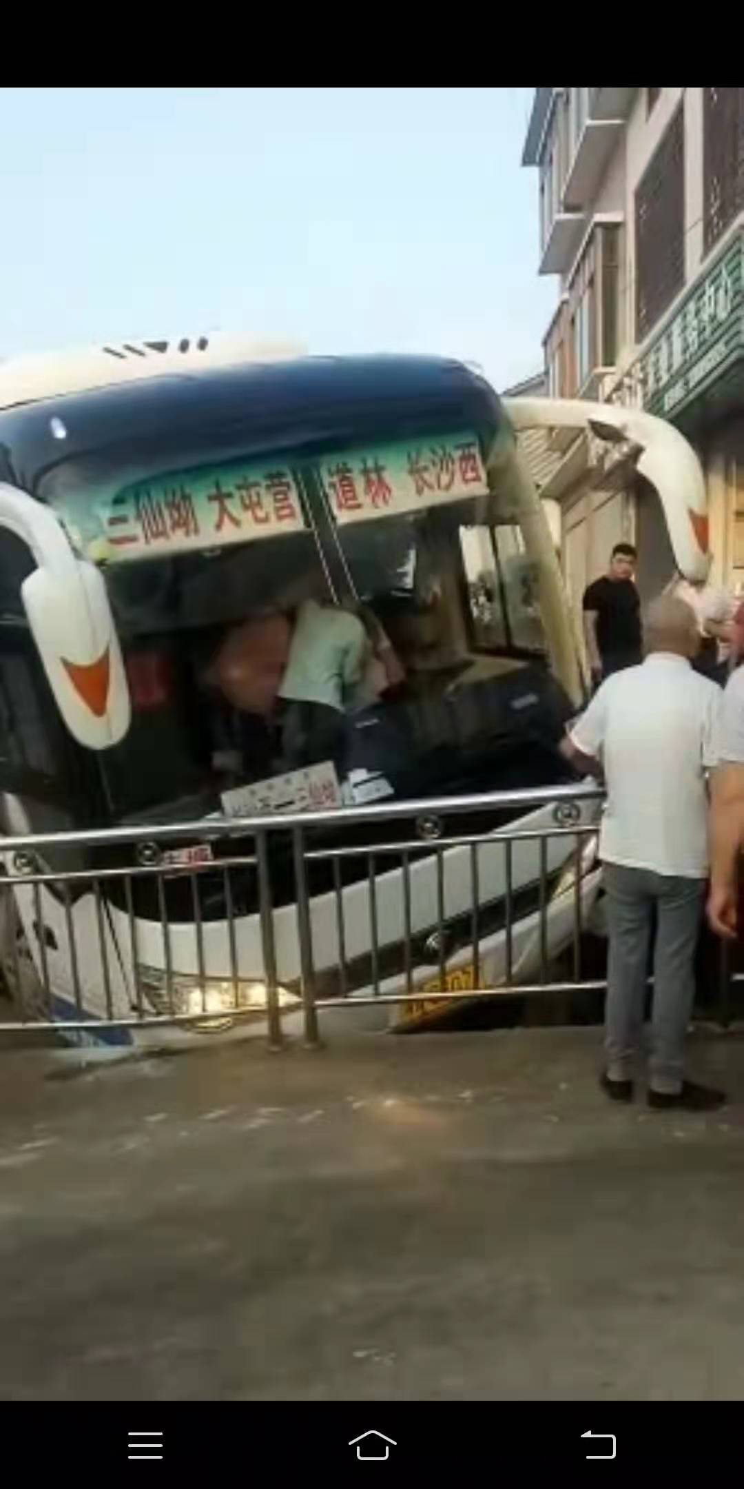 许广高速面包车追尾大货车 车头瞬间扭曲_湖南频道_凤凰网