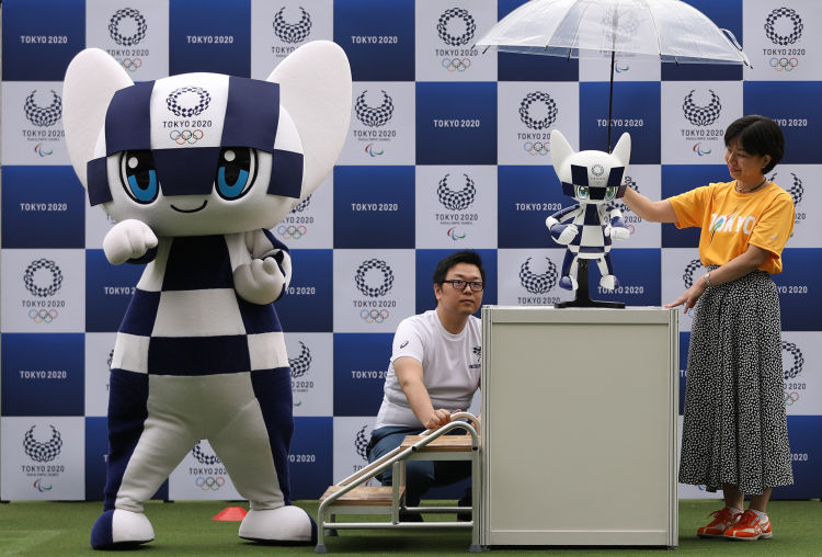 东京奥运会及残奥会吉祥物机器人亮相