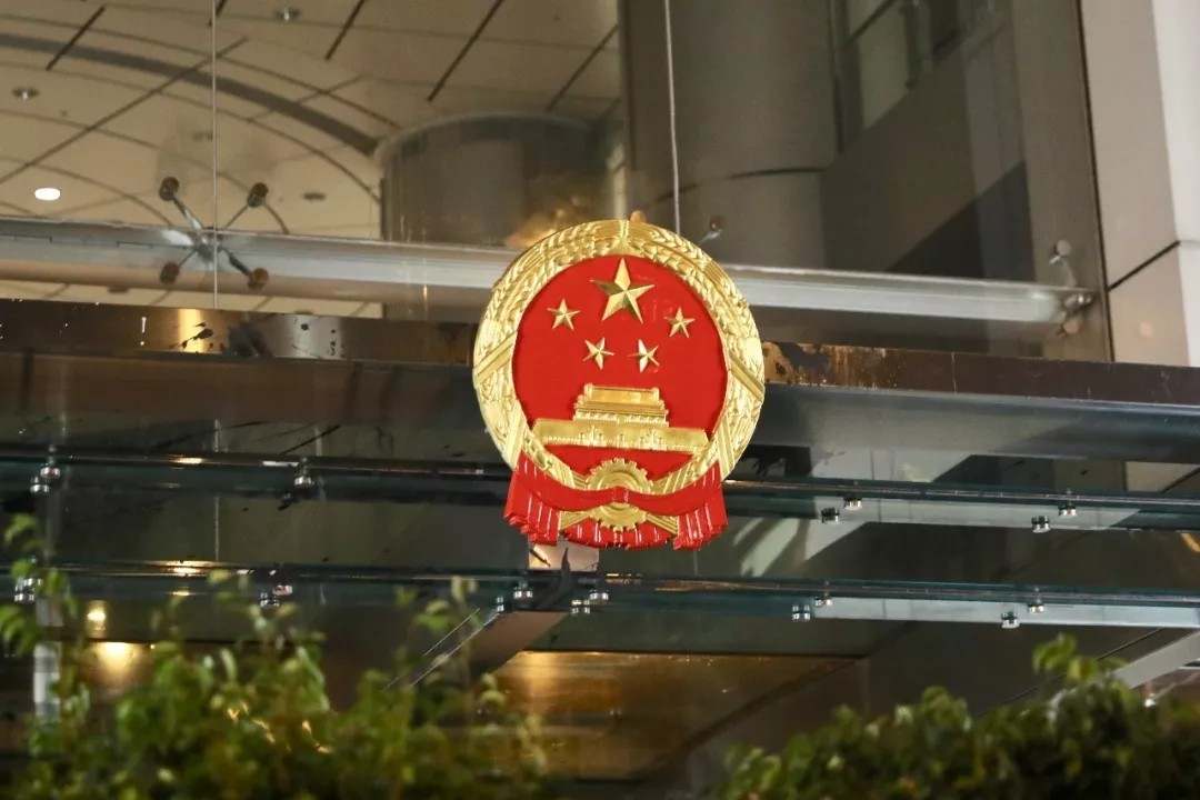 香港中联办完成更换受污损的国徽.  图源:大公文汇全媒体