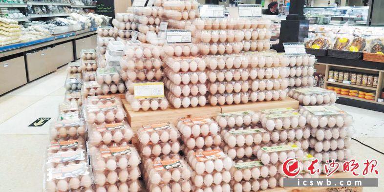 鸡蛋是市民餐桌上的必需品，在超市占据了显著位置。 长沙晚报全媒体记者 张帆 摄