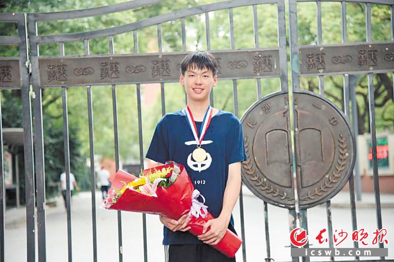 杨景程获奖归来。 长沙晚报通讯员江晓华供图