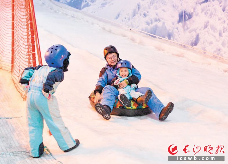 炎炎夏日,游客们正在友阿奥莱冰雪奇园里滑雪。长沙晚报全媒体记者 邹麟 摄
