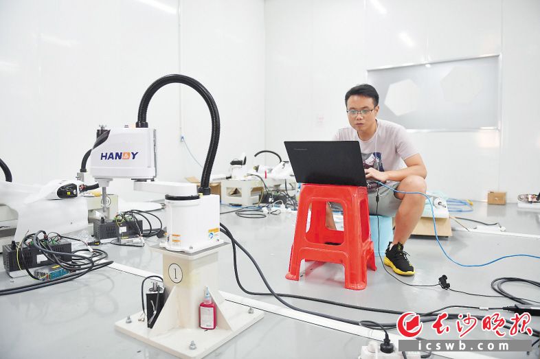 湖南安冠智能科技有限公司研制的新一点机器人正在调试当中。长沙晚报全媒体记者 余劭劼 摄