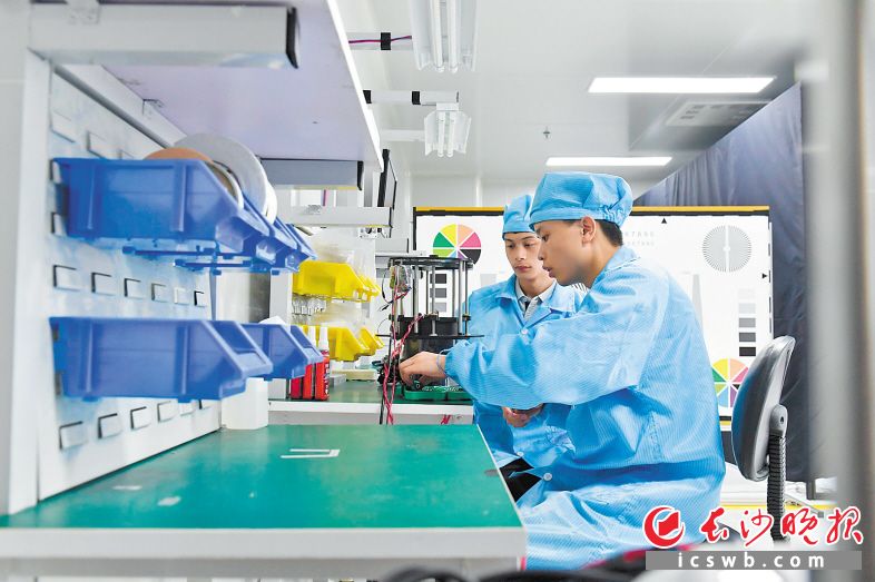 行深智能的研发人员正在对无人车的感知塔进行调试。长沙晚报全媒体记者 王志伟 摄