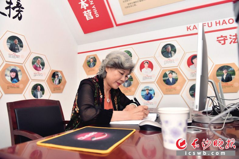 现在，任菲莉每个月都会来开福区好人馆义务值班两天。 长沙晚报全媒体记者 余劭劼 摄