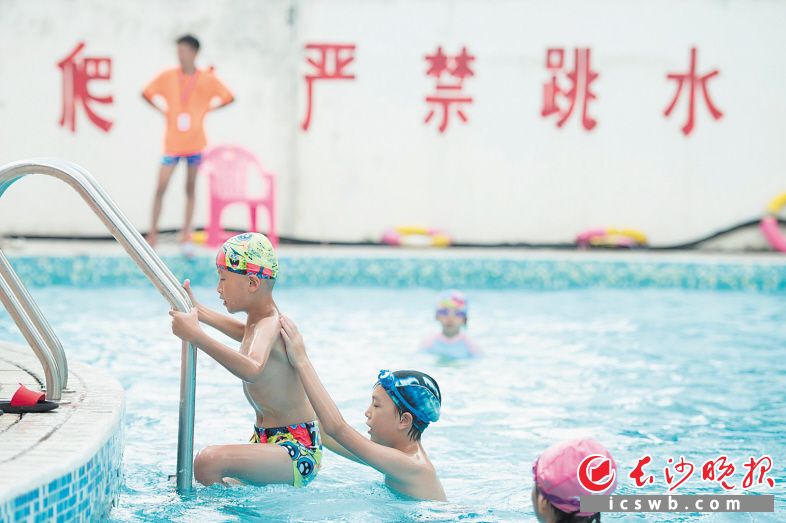 芙蓉区芙蓉苑游泳馆，参加游泳场馆免费开放活动的小朋友们在水中感受夏日里的清凉。长沙晚报全媒体记者 黄启晴 摄