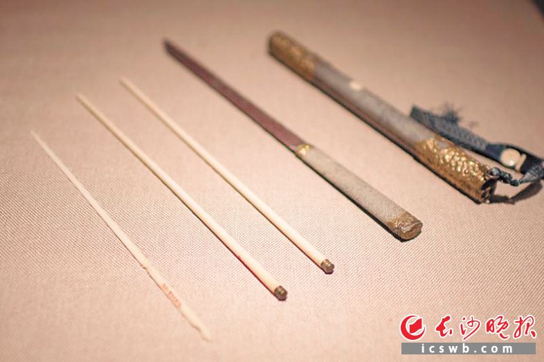 本次展出的灰绿鲨鱼皮鞘骨箸解食刀。这是北方游牧民族随身携带的实用刀具，既能防身又能切割食物。