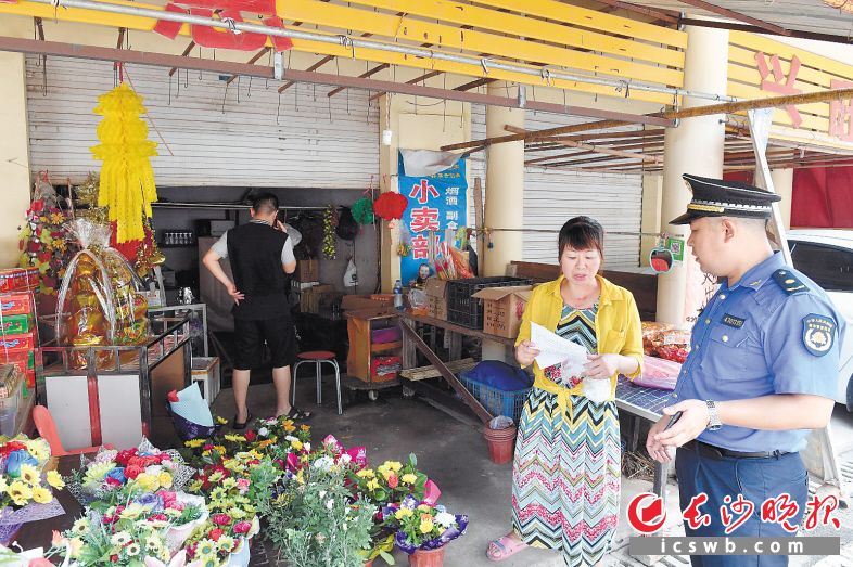 8月7日，城管执法人员来到潇湘陵园，向周边商户宣传文明祭祀。 长沙晚报全媒体记者 余劭劼 摄