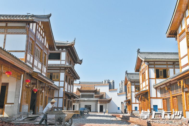 古色古香的仿古建筑群初现雏形。长沙晚报全媒体记者 王志伟 摄
