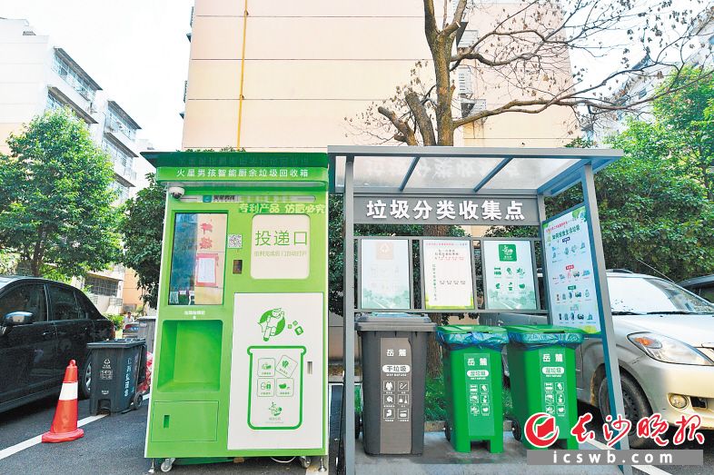 ←“火星男孩”具备人脸识别、垃圾识别、现金奖励等功能。均为长沙晚报全媒体记者王志伟摄