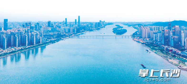 长沙拥有秀美的山水洲城面貌、深厚的湖湘文化底蕴、澎湃的发展动能、向善向美的市井人情。本版图片除标明来源外均为长沙晚报全媒体记者邹麟摄