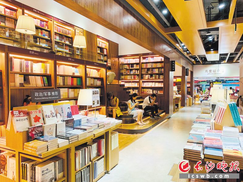 德思勤24小时书店读书氛围浓厚。全媒体记者刘琼萍 实习生 皮景婷 摄影报道
