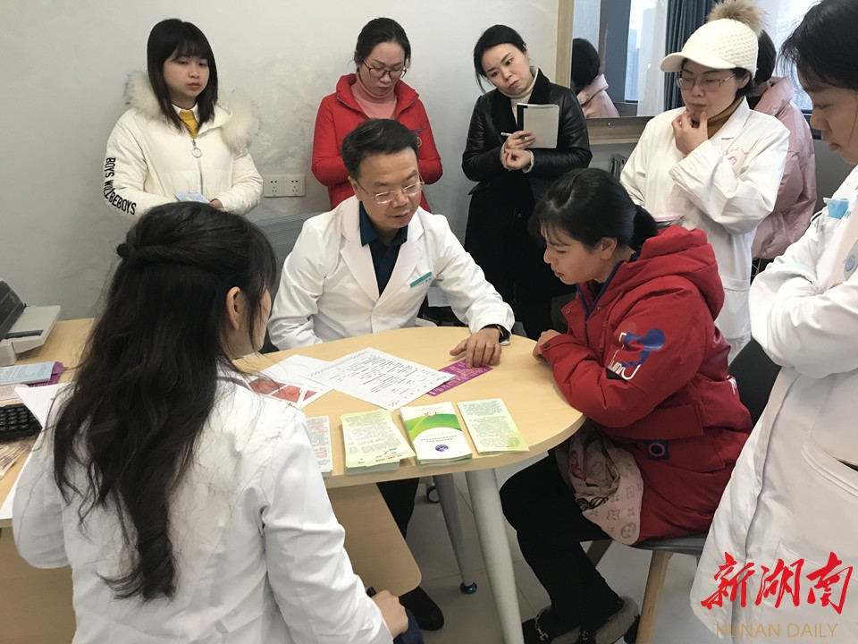 谢红付与其团队正在为患者看诊