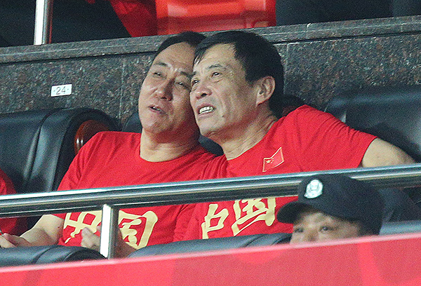 2019年足球友谊赛，中国国家队迎战菲律宾队，陈戌源（右）和许家印观战。 视觉中国 图
