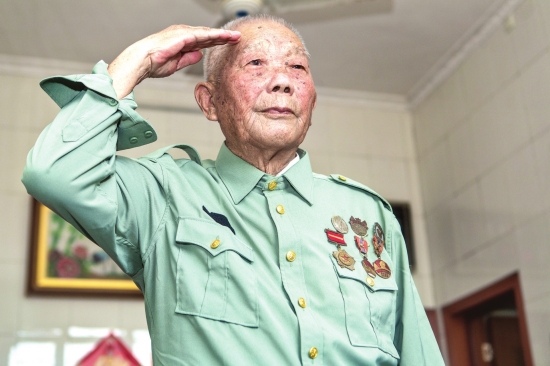 92岁老兵参加过多场战役 回老家多年才讲述自己经历