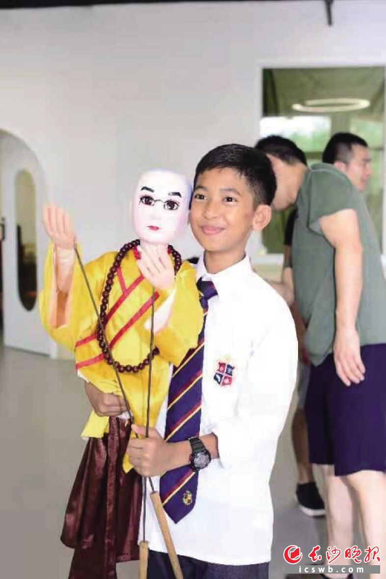 今年15岁的柬埔寨男孩沙利因会15国语言而在网上走红。长沙晚报通讯员 曾丽 供图