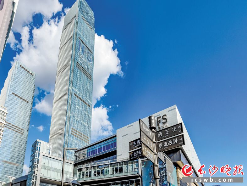 近年来,长沙城市环境越变越美,“长沙蓝”频频刷爆市民的微信朋友圈。长沙晚报全媒体记者 陈飞 摄