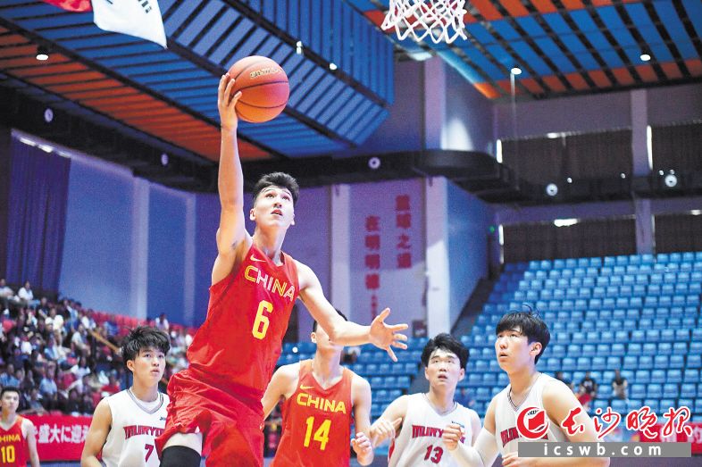 8月26日下午，中日韩青年运动会篮球项目比赛在明德中学举行，中国队113比74击败韩国队，比赛一开始就呈现一边倒的局势，中国队轻松取得胜利。长沙晚报全媒体记者 余劭劼 摄