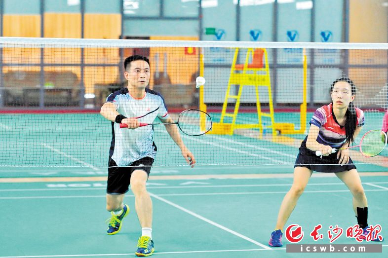 羽毛球馆里，运动达人们挥汗如雨，享受出汗带来的快感。长沙晚报全媒体记者 小刘军 摄